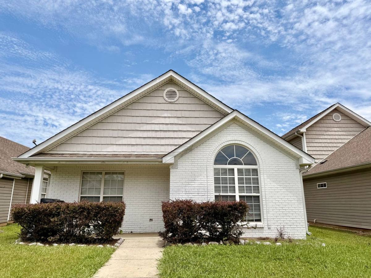 House for rent at 2095 Village Lane, Calera, AL 35040