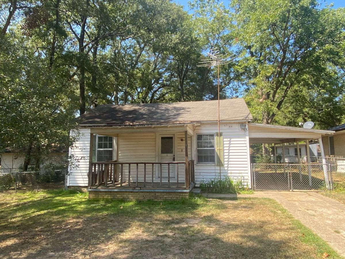 House for rent at 203 Pine St, Atlanta, TX 75551