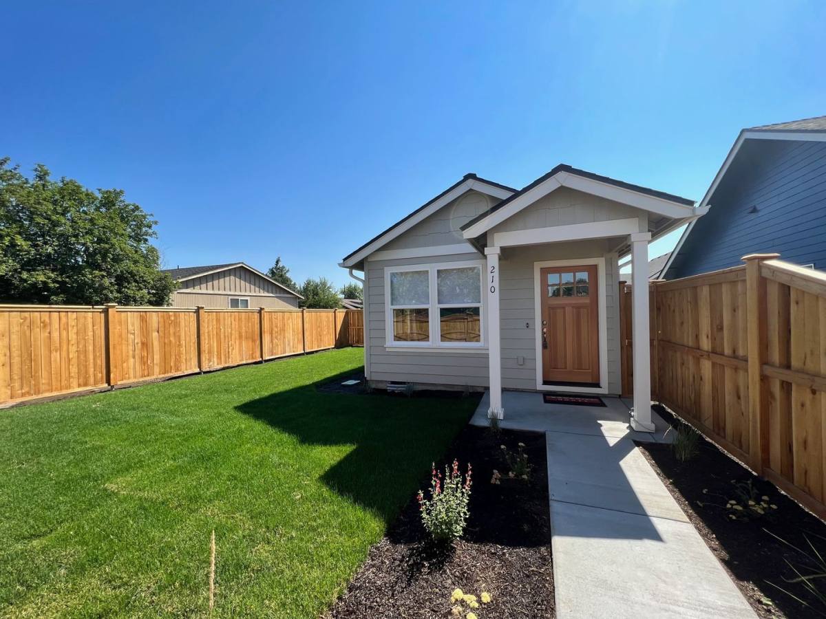 Townhouse for rent at 210 SW 17th St, Redmond, OR 97756