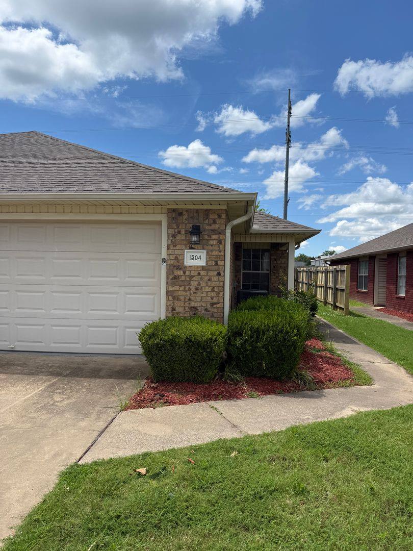 Townhouse for rent at 1504 Fianna Place Court, Fort Smith, AR 72908