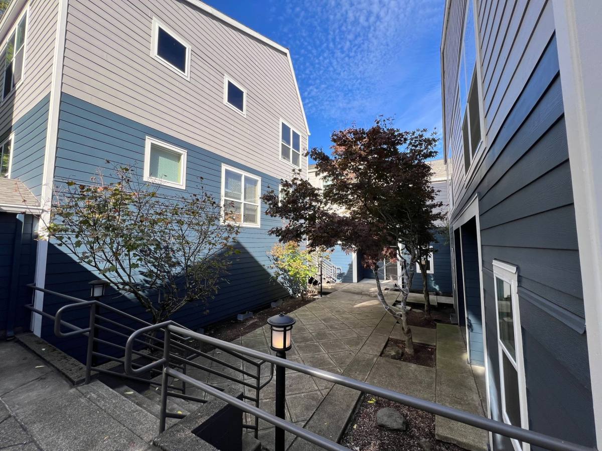 Townhouse for rent at 1819 SW 18th Ave, Portland, OR 97201