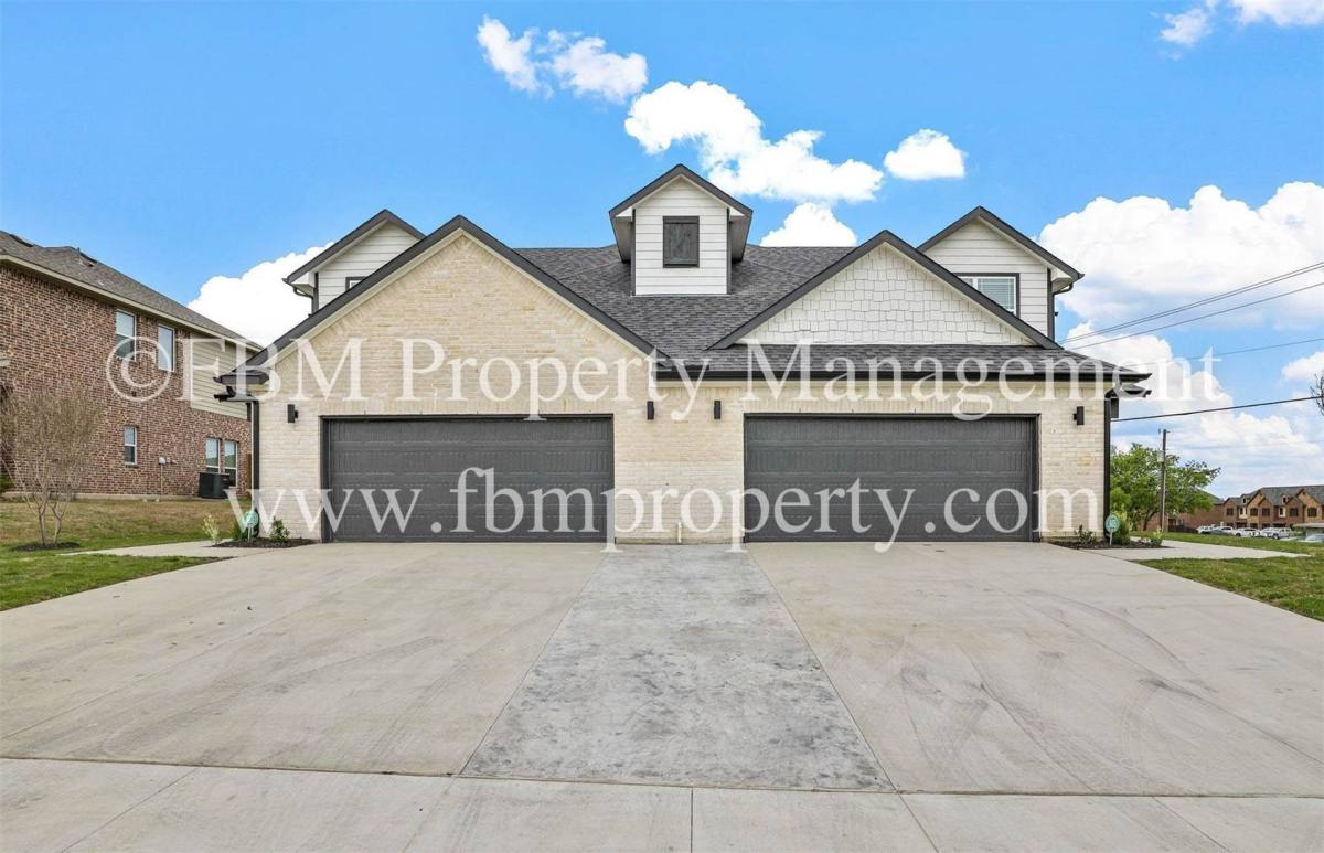 Townhouse for rent at 5016 Villas Dr, Sanger, TX 76266