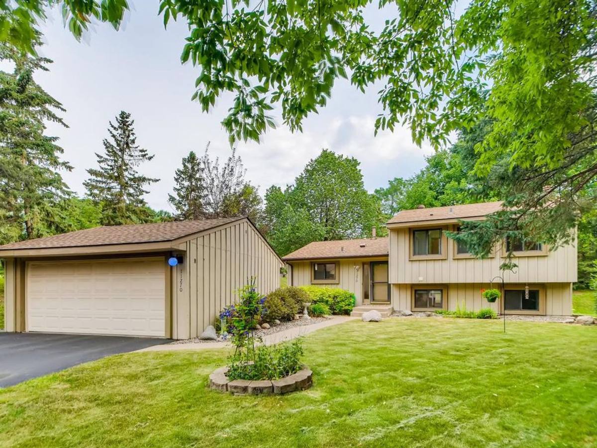 11270 Red Fox Dr, Osseo, MN 55369