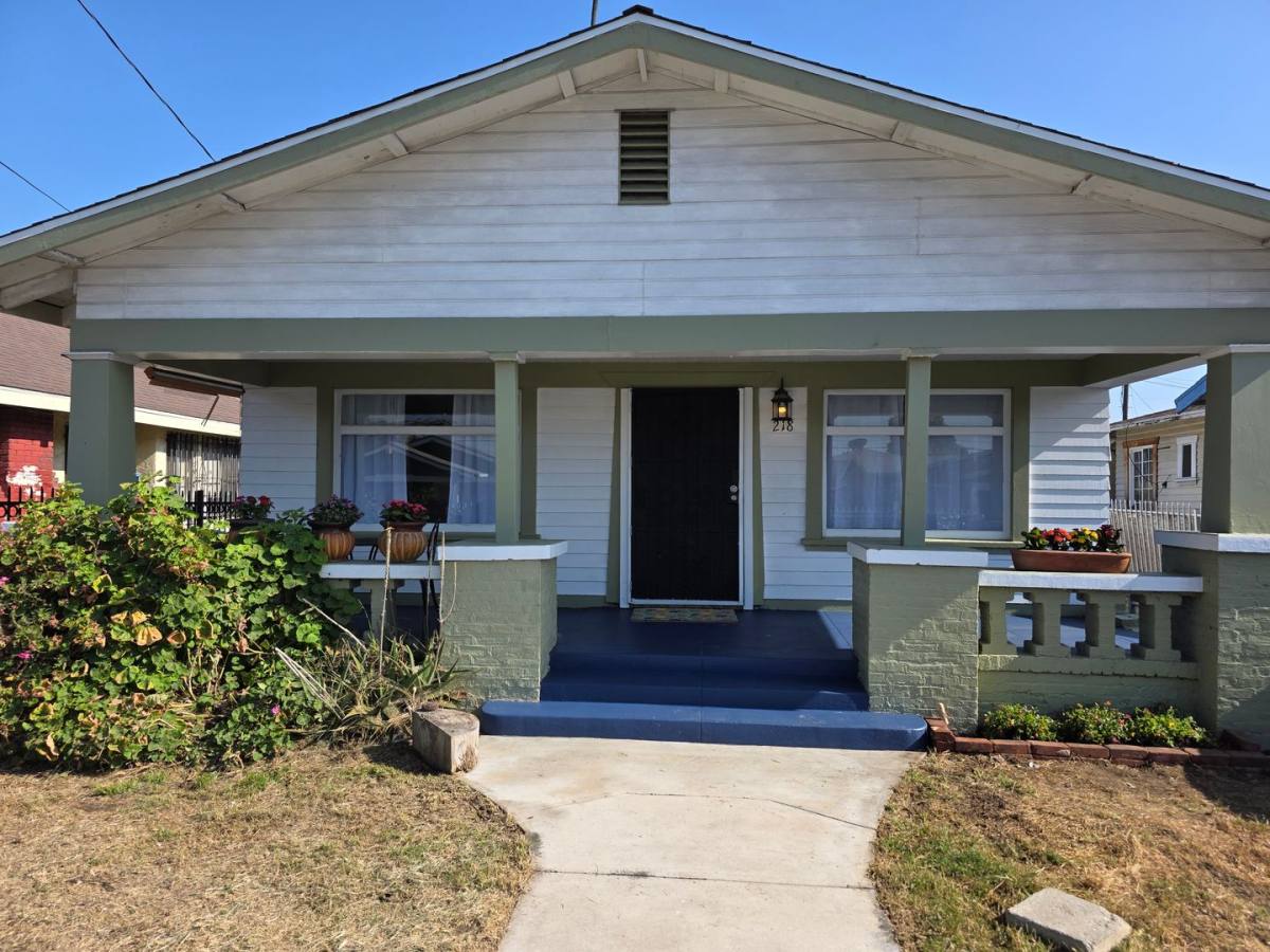 House for rent at 218 W 58th St, Los Angeles, CA 90037