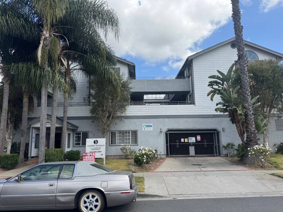 Apartment for rent at 617 E 97th St, Inglewood, CA 90301