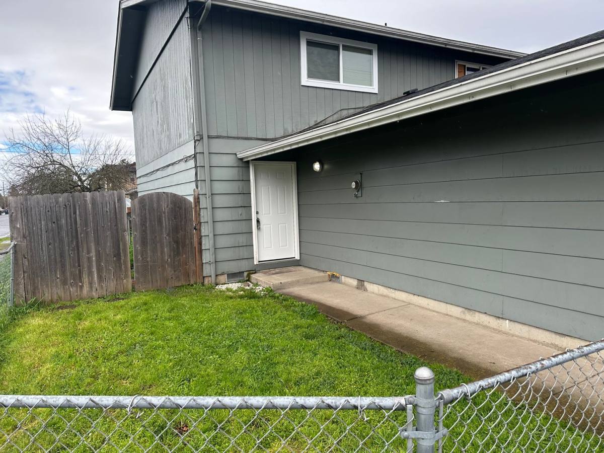 Condo for rent at 456 S 42nd St, Springfield, OR 97478