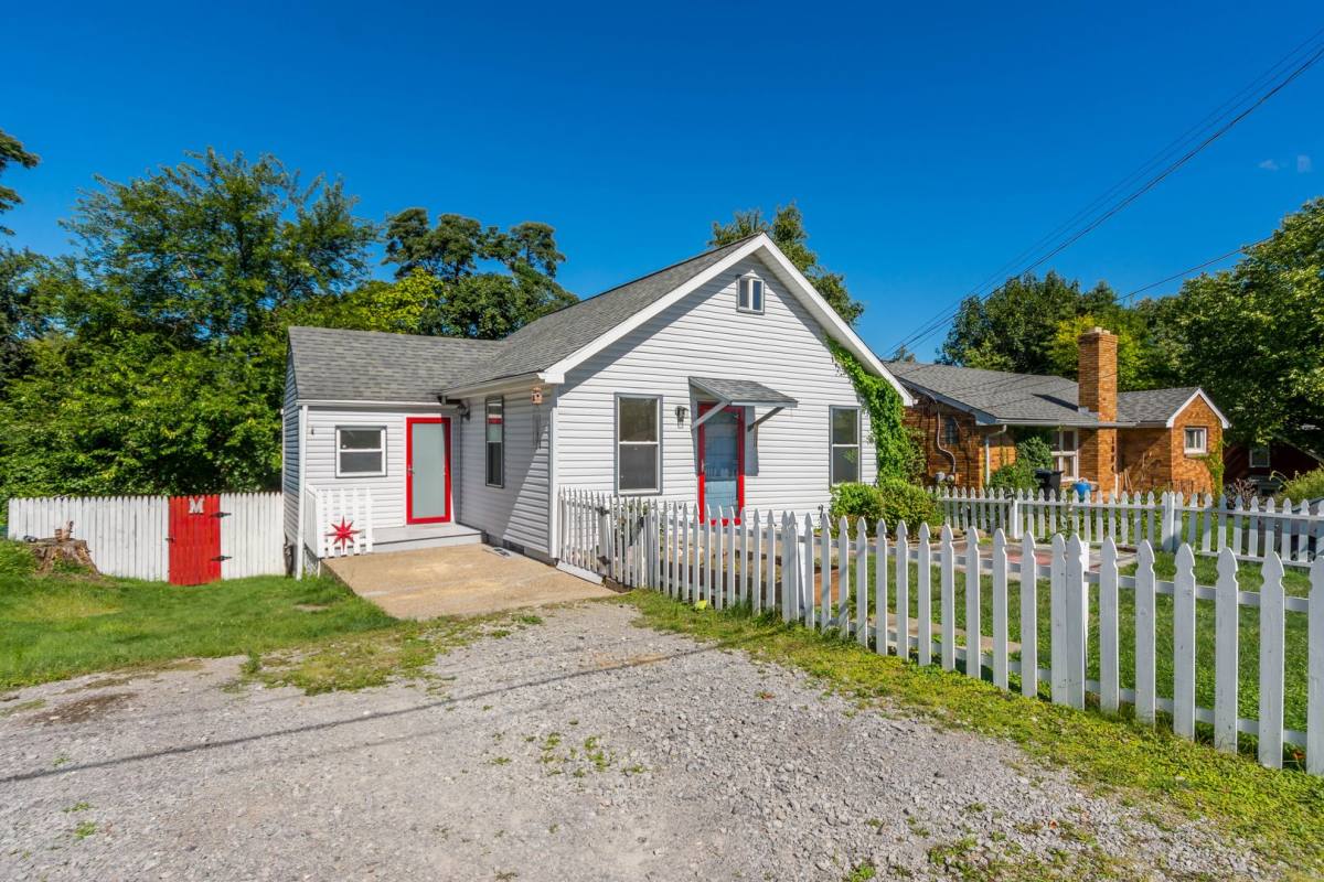 House for rent at 1886 Beechford Ave, Coraopolis, PA 15108