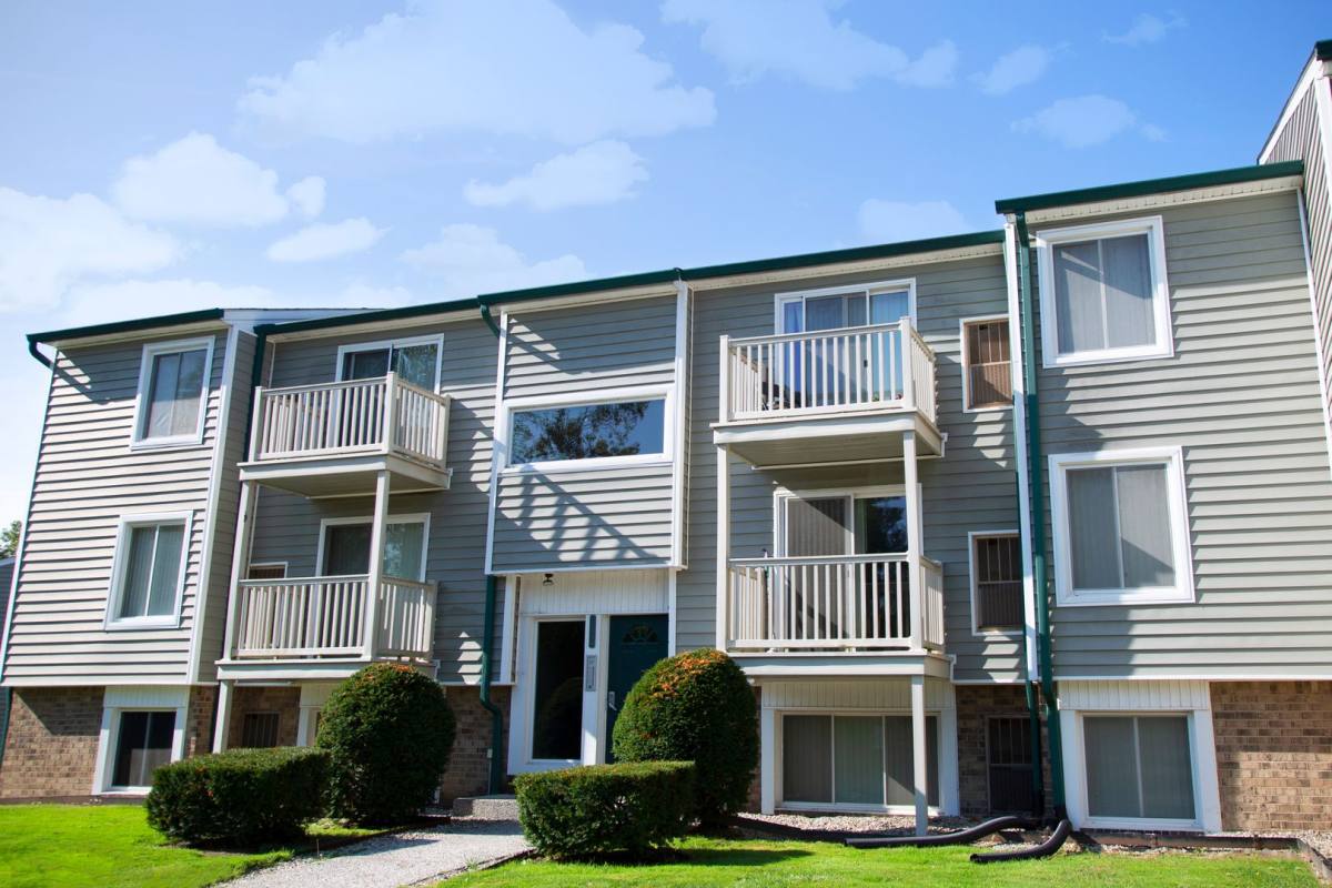Apartment for rent at 23960 Middlebelt Rd, Farmington, MI 48336