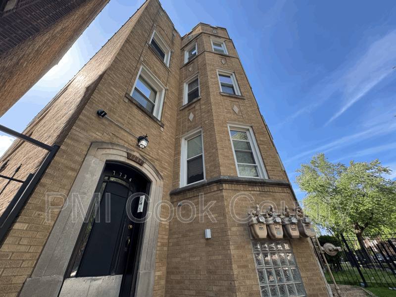 Apartment for rent at 7734 S Phillips #3, Chicago, IL 60649