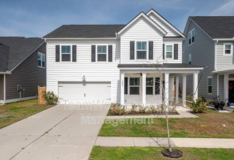 House for rent at 208 Evergreen Ave, Summerville, SC 29485
