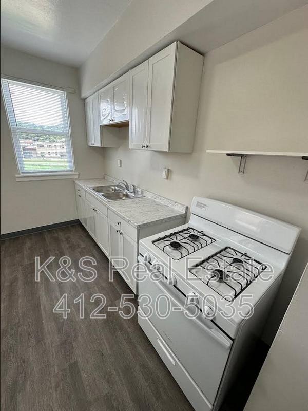Townhouse for rent at 527 Marwood Ave, McKees Rocks, PA 15136