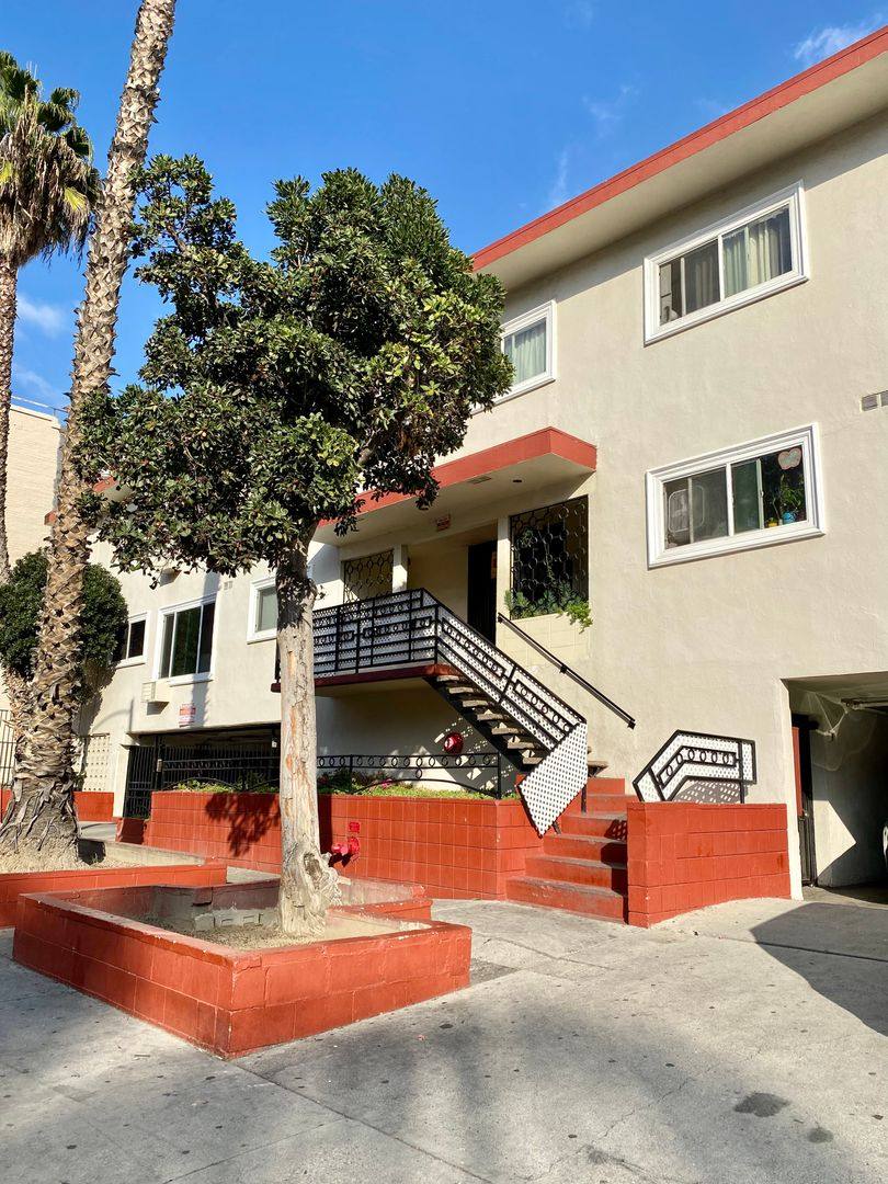 Apartment for rent at 542 S Hobart Blvd, Los Angeles, CA 90020