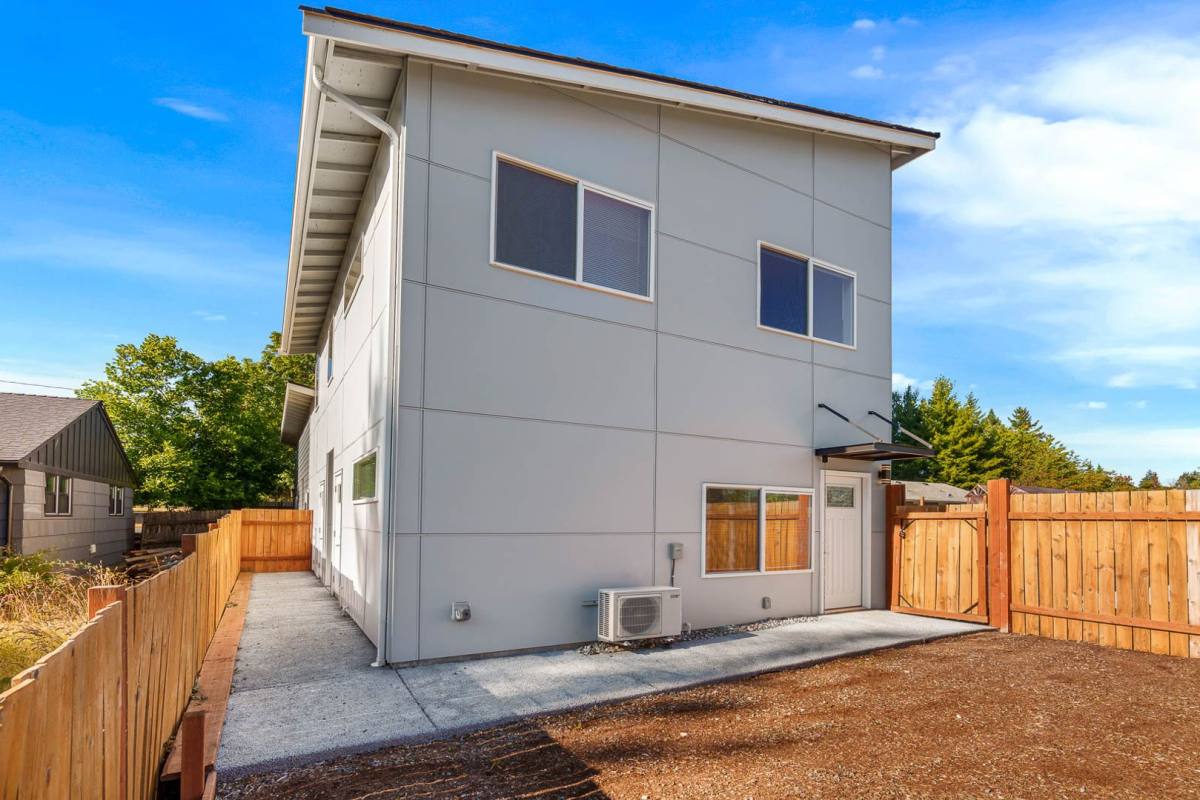 Townhouse for rent at 1741 N 130th St #A, Seattle, WA 98133