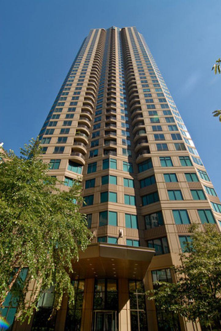 Condo for rent at 400 N La Salle Dr, Chicago, IL 60654