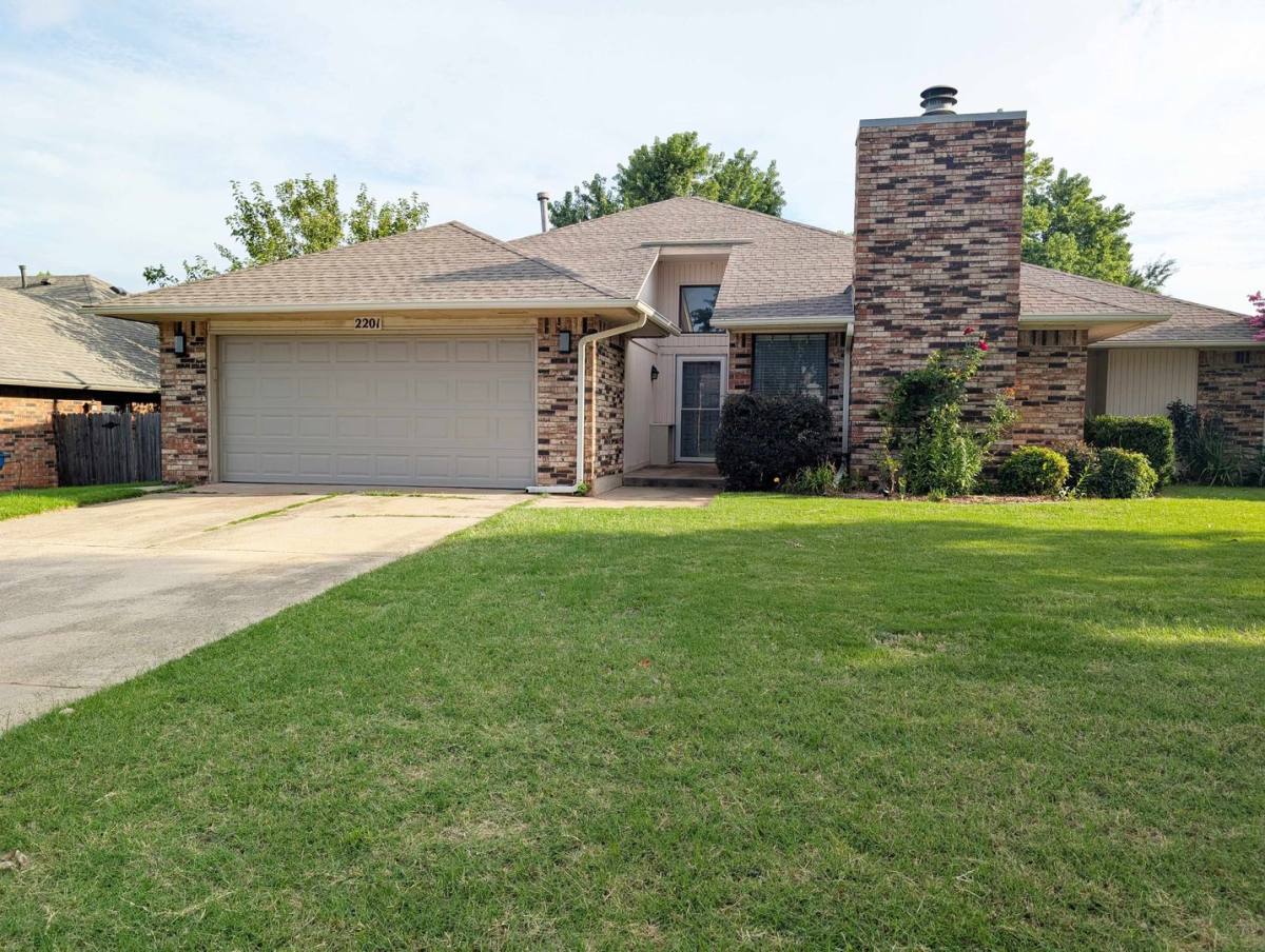House for rent at 2201 W Rockypoint Dr, Edmond, OK 73003