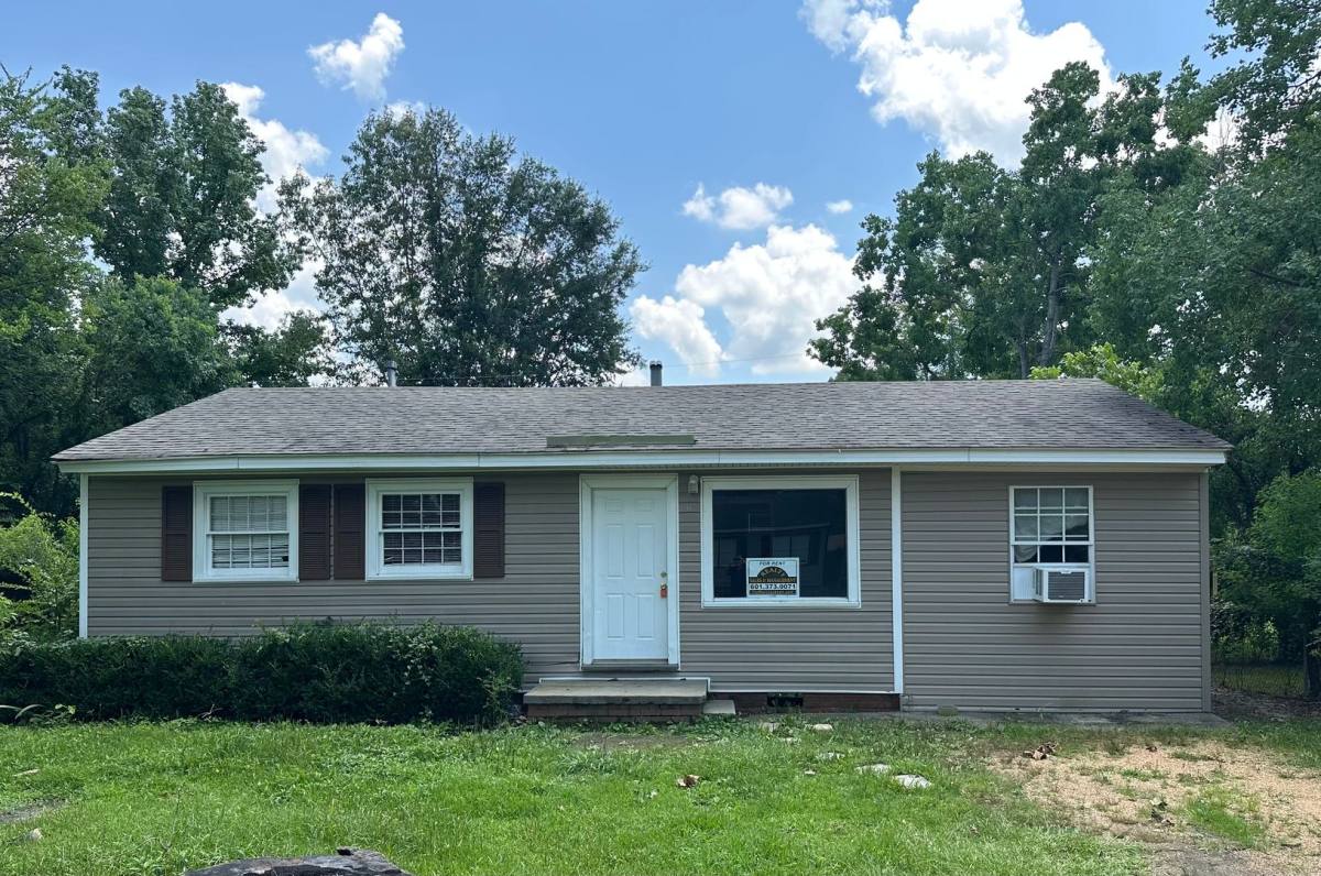 House for rent at 2719 Old Country Club Rd, Pearl, MS 39208