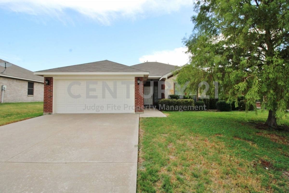 House for rent at 600 Bretts Way, Burleson, TX 76028