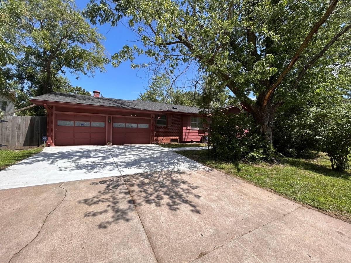 House for rent at 542 N Valleyview Dr, Wichita, KS 67212