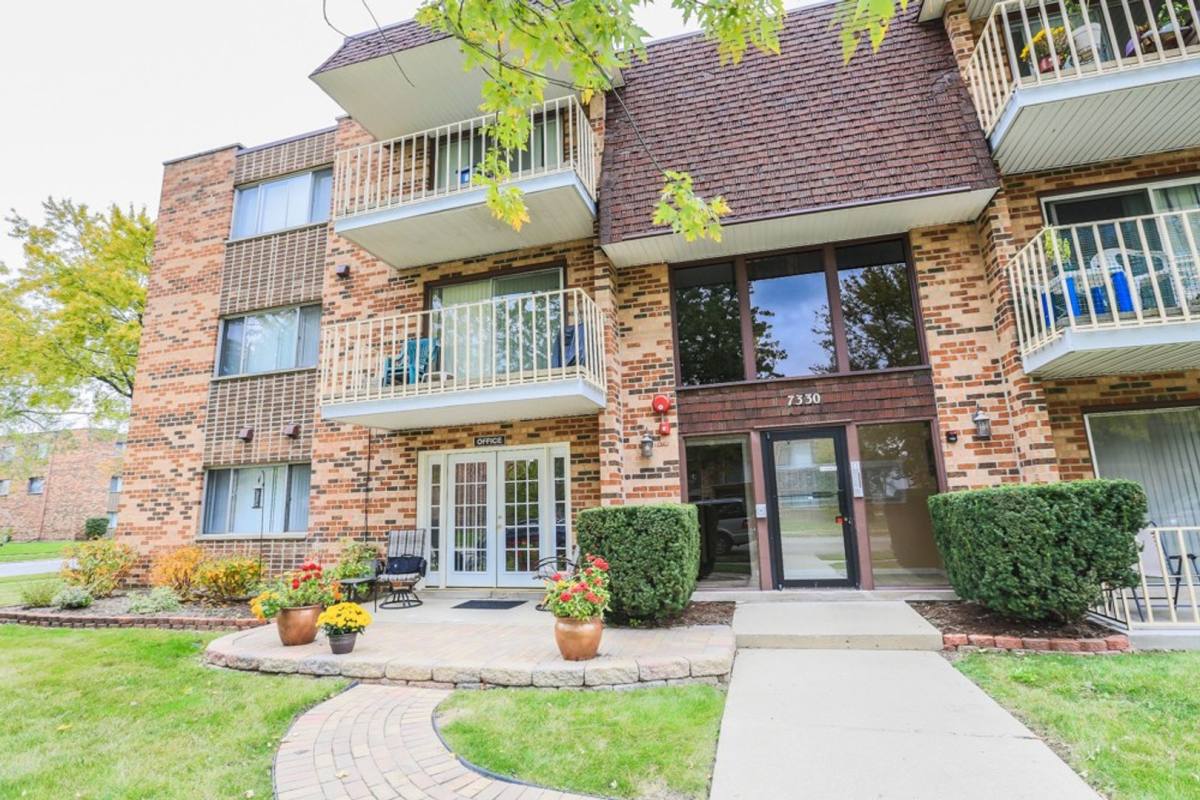 Apartment for rent at 7311 Sandalwood Dr, Tinley Park, IL 60477