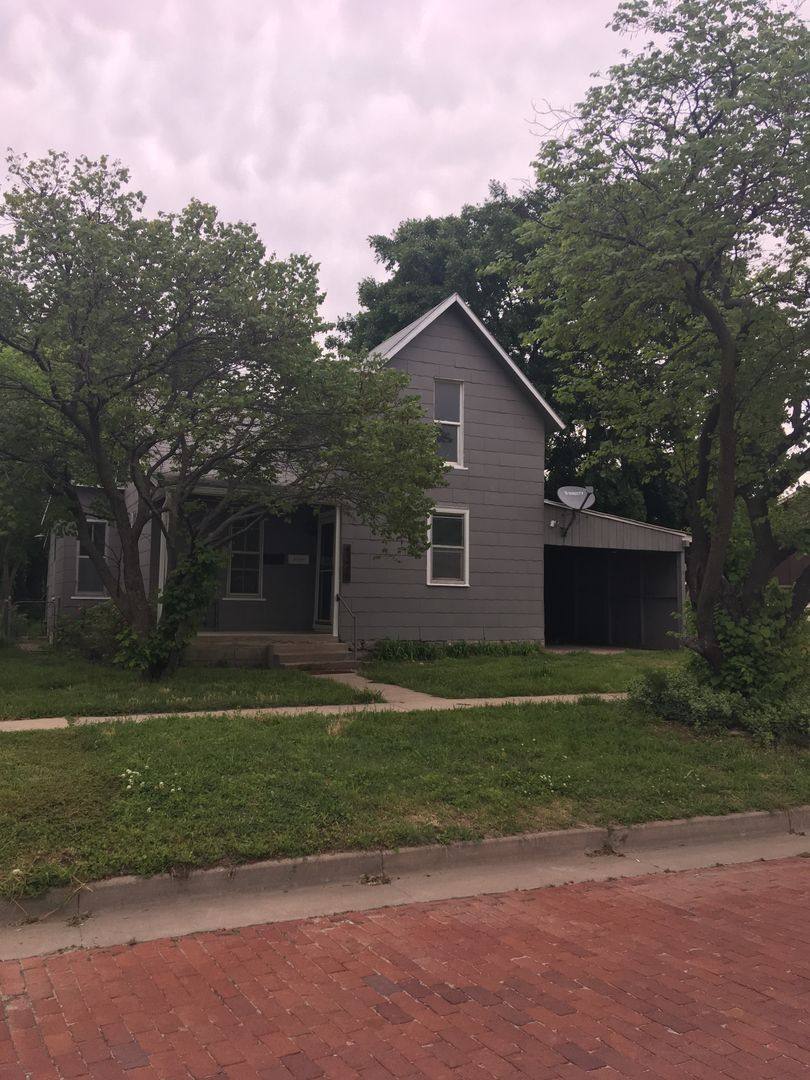 House for rent at 226 SW 3rd St, Newton, KS 67114
