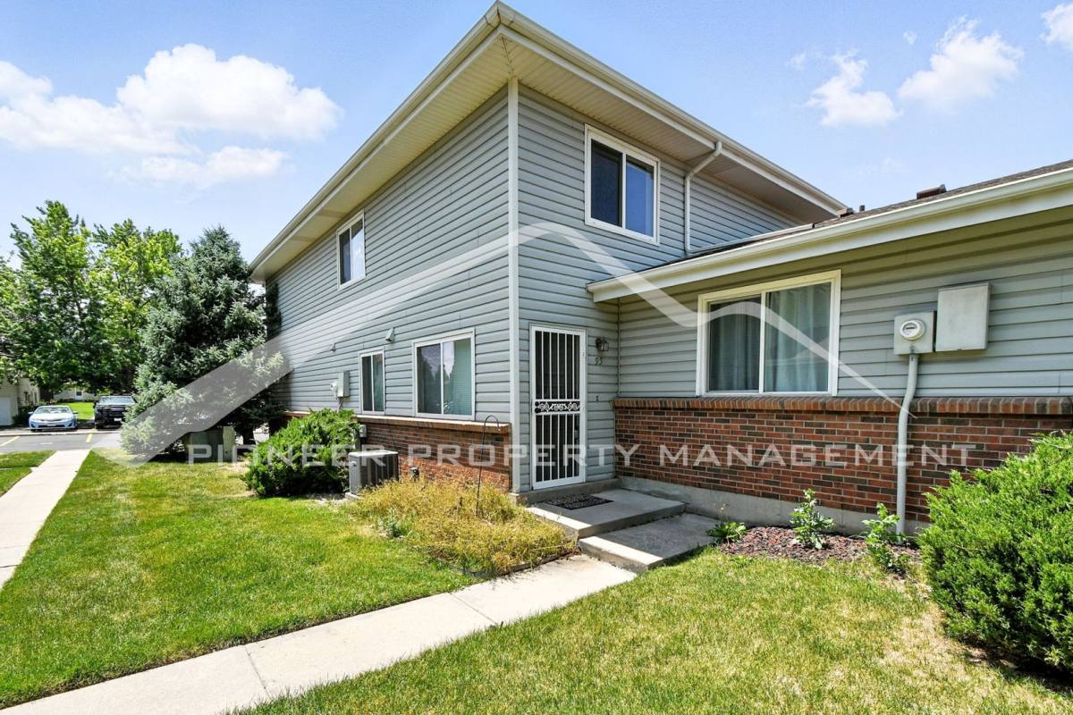 Townhouse for rent at 3355 S Flower St, Denver, CO 80227