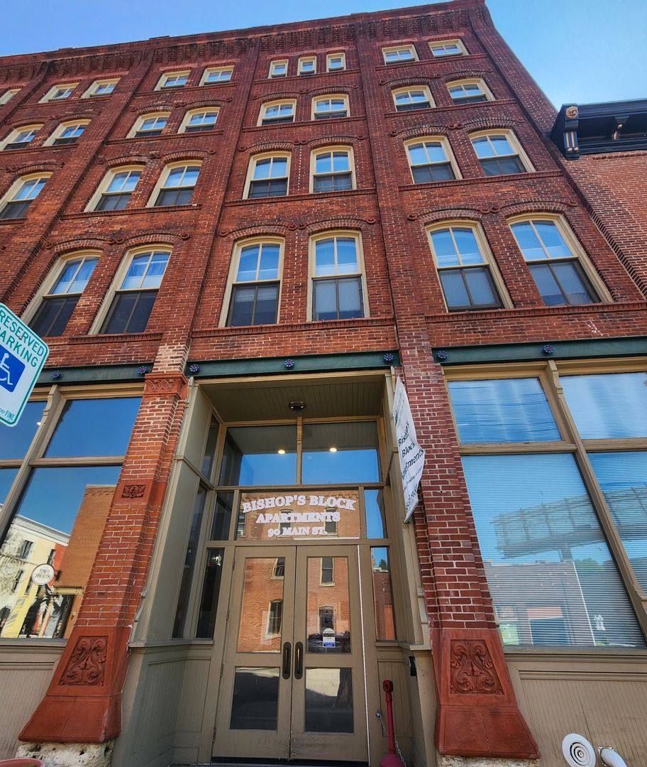 Apartment for rent at 90 Main St, Dubuque, IA 52001