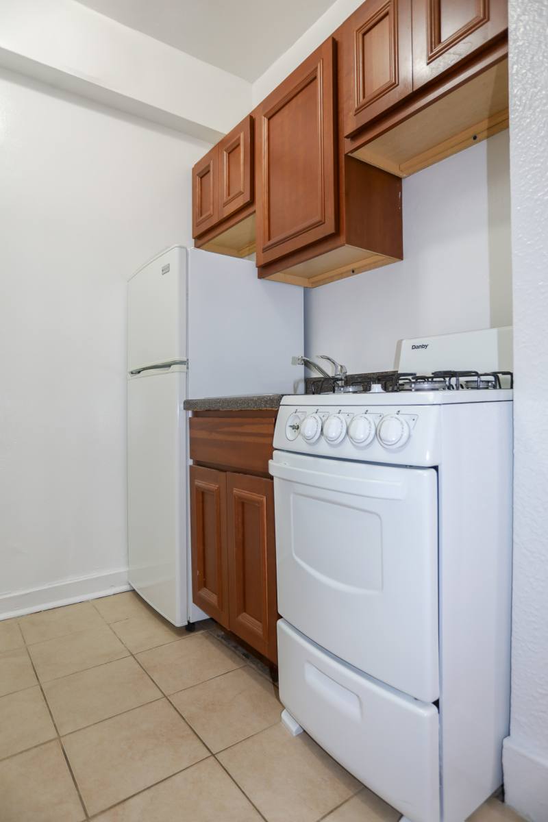 Apartment for rent at 6165 N Winthrop, Chicago, IL 60660