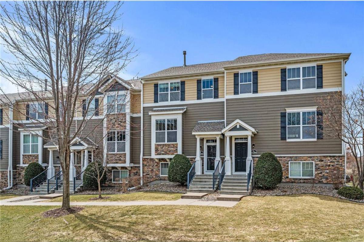 Townhouse for rent at 11280 Sandcastle Dr, Saint Paul, MN 55129