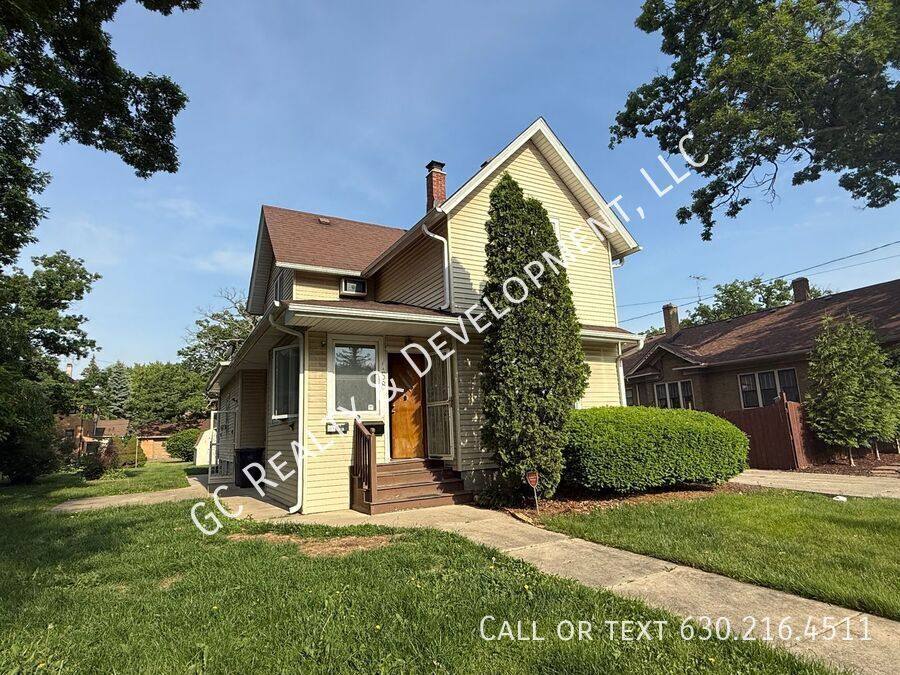 Apartment for rent at 158 N Liberty St #2, Elgin, IL 60120