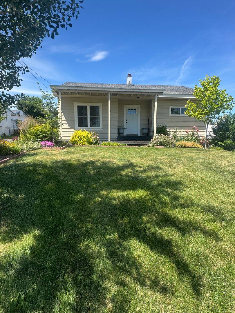 House for rent at 8 N 8th St, Selah, WA 98942