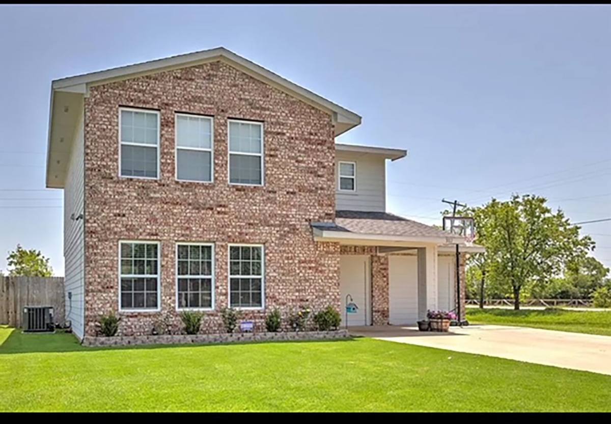 House for rent at 302 Glenwood St, Gainesville, TX 76240