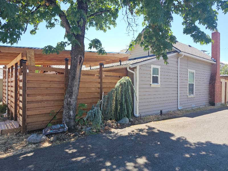 House for rent at 1213 NE 6th St, Grants Pass, OR 97526