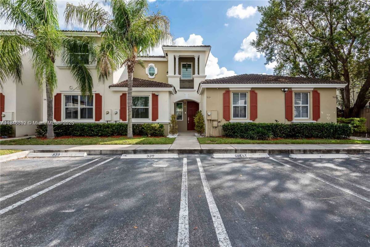 Townhouse for rent at 939 NE 42nd Terrace, Homestead, FL 33033
