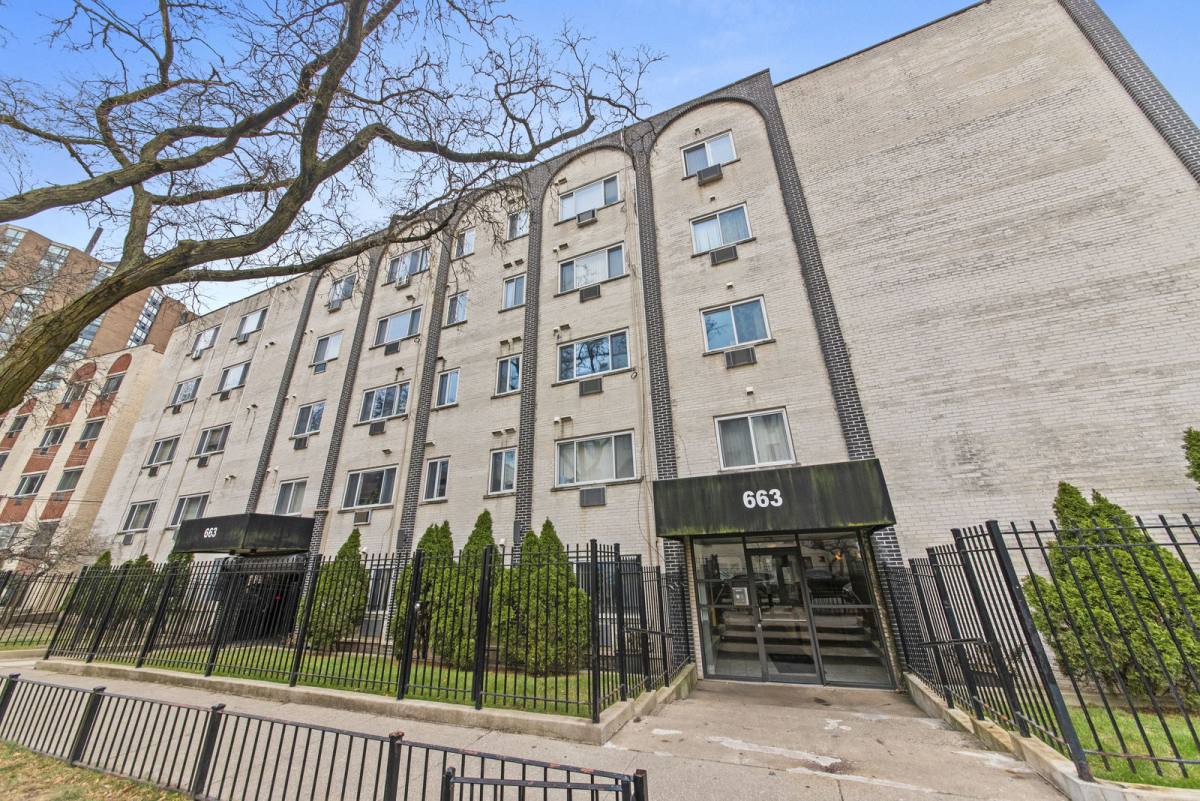 Apartment for rent at 663 W Grace St #308, Chicago, IL 60613