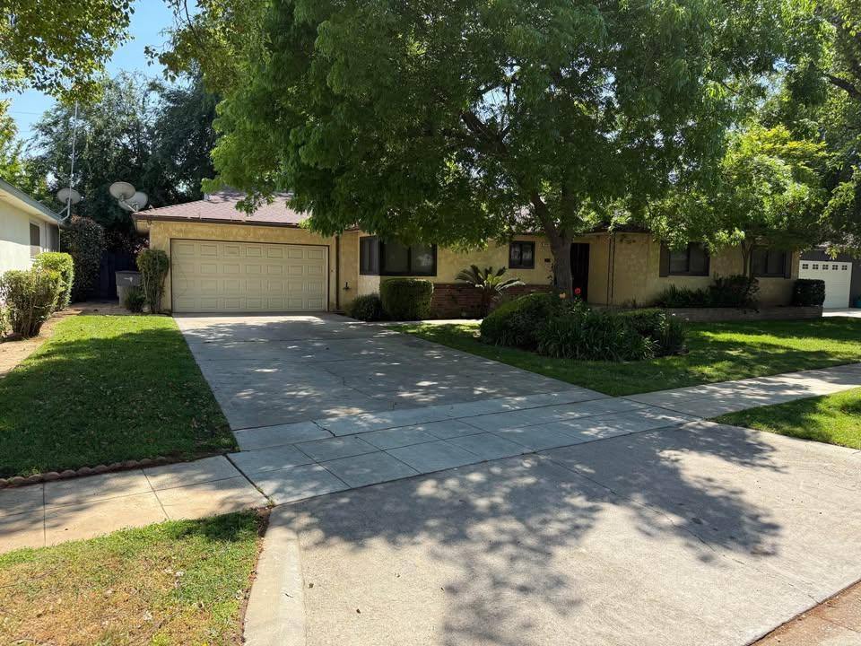 House for rent at 3934 E Rialto Ave, Fresno, CA 93726