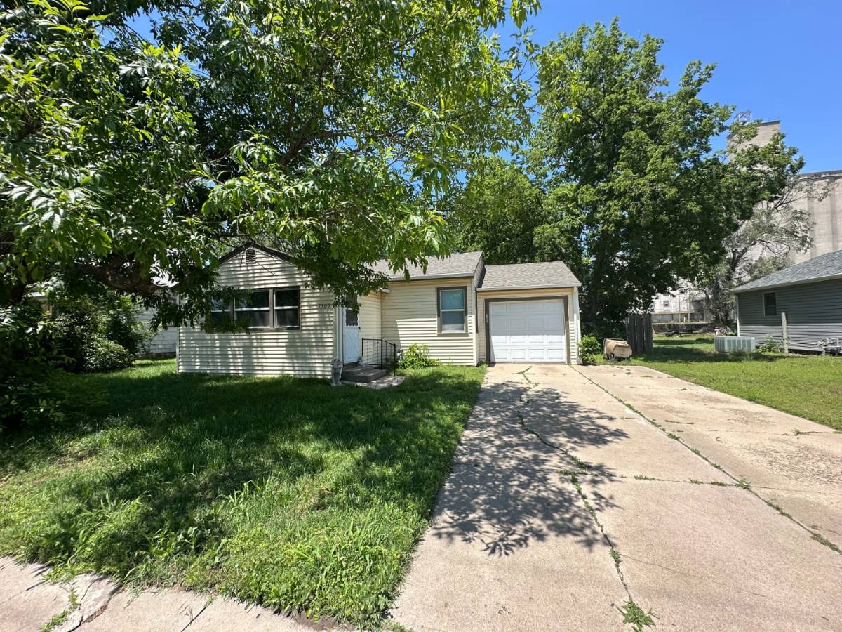 House for rent at 1502 Carey Blvd, Hutchinson, KS 67501