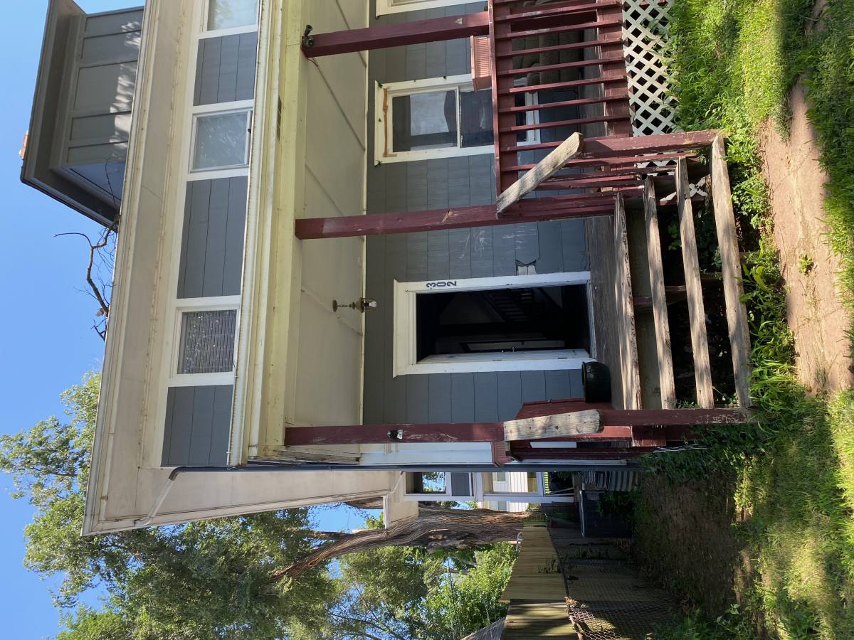 Townhouse for rent at 302 Miami St, Leavenworth, KS 66048