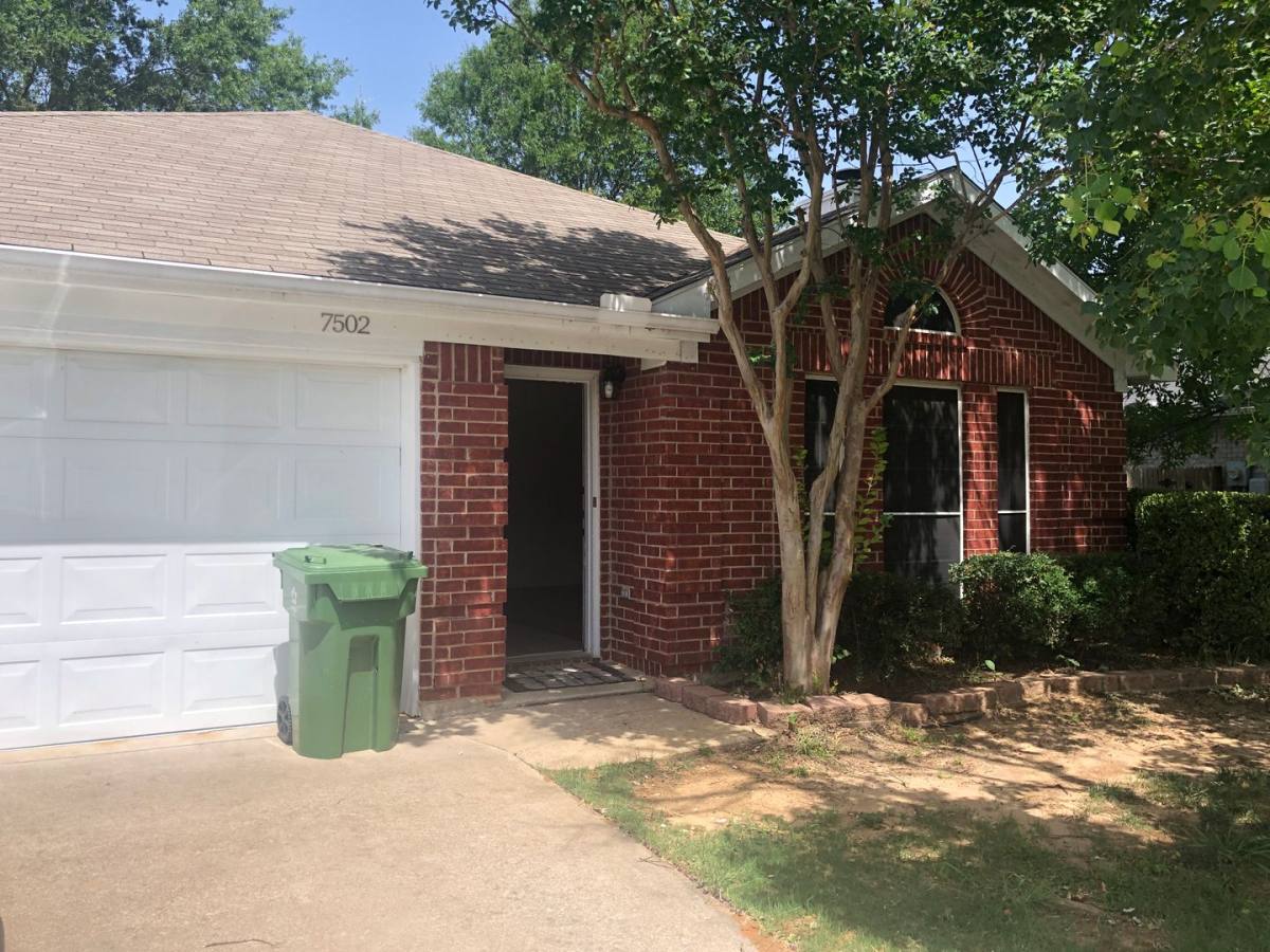 House for rent at 7502 Yorkmeadow Dr, Arlington, TX 76001