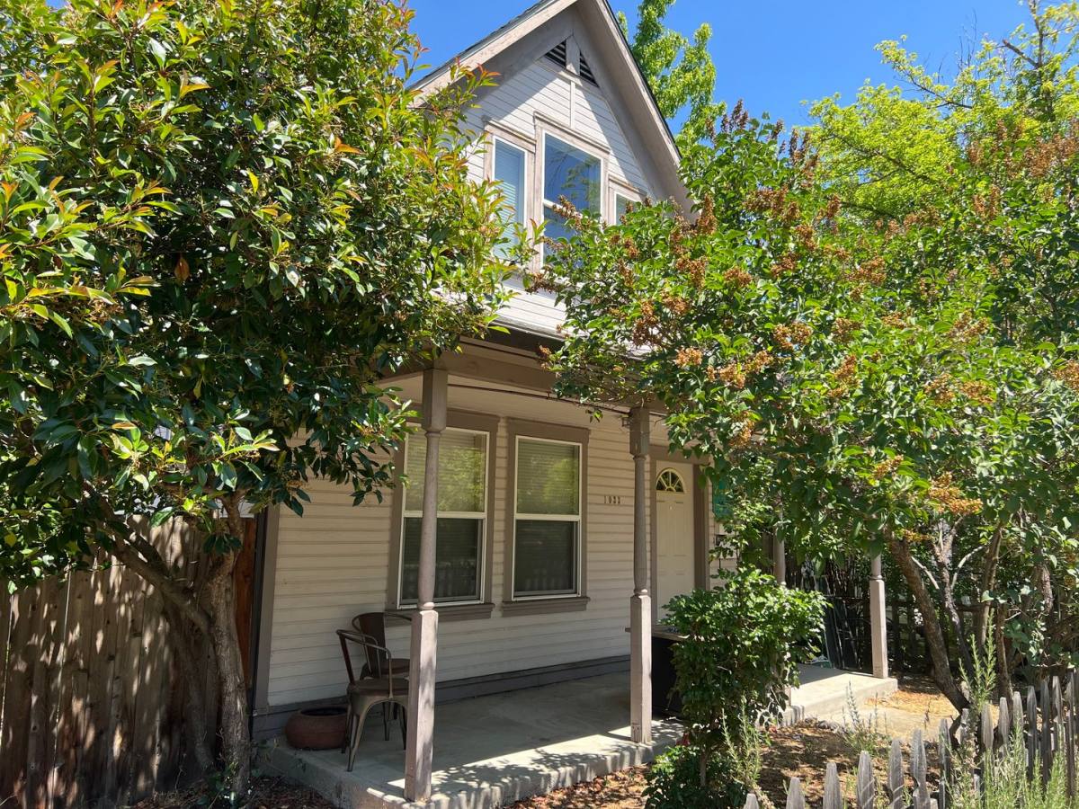 House for rent at 1033 E Main St, Ashland, OR 97520