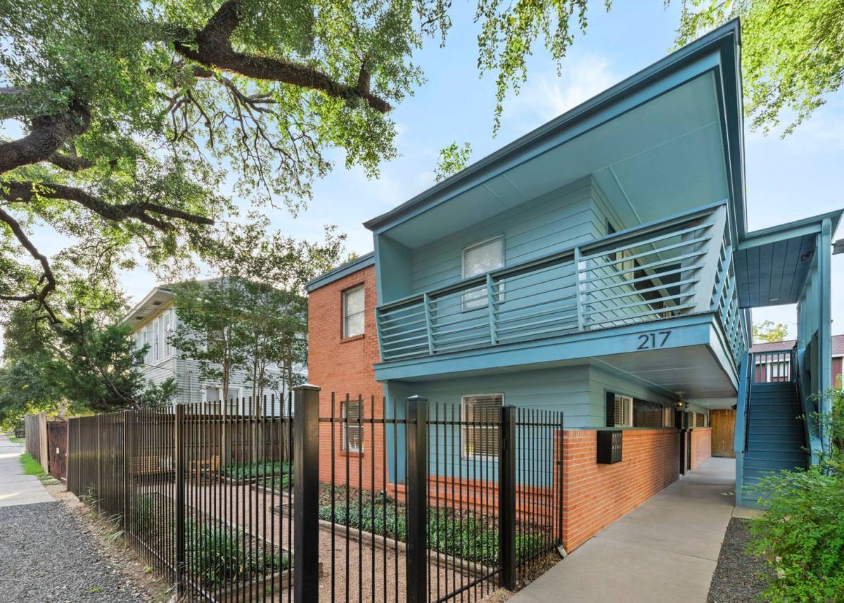 Apartment for rent at 217 E 12th St, Houston, TX 77008