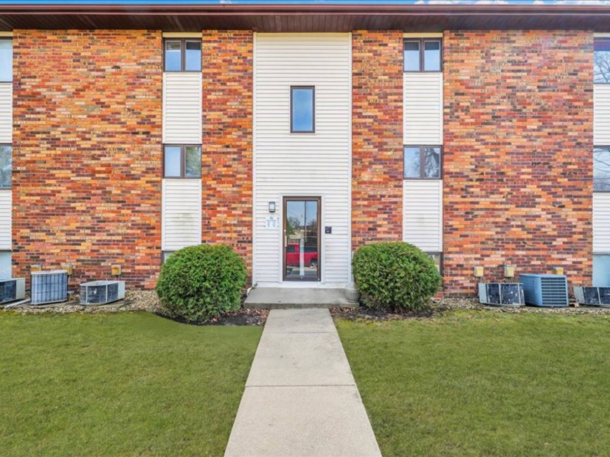 Apartment for rent at 8 Ross Dr, Bloomington, IL 61701