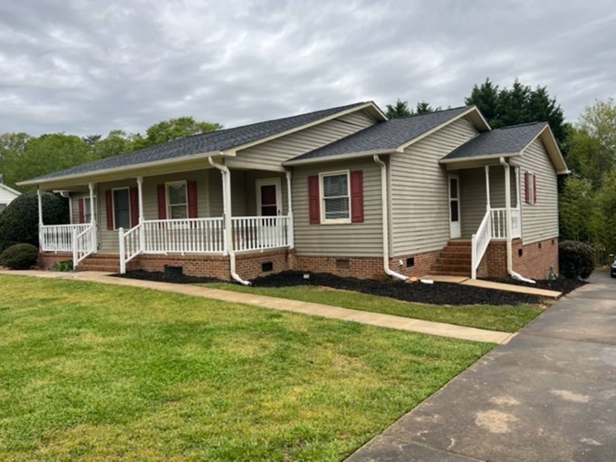 House for rent at 203-B Wildwood Dr, Greer, SC 29651