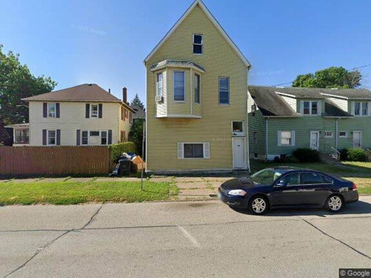 Townhouse for rent at 1122 16th Ave, Moline, IL 61265