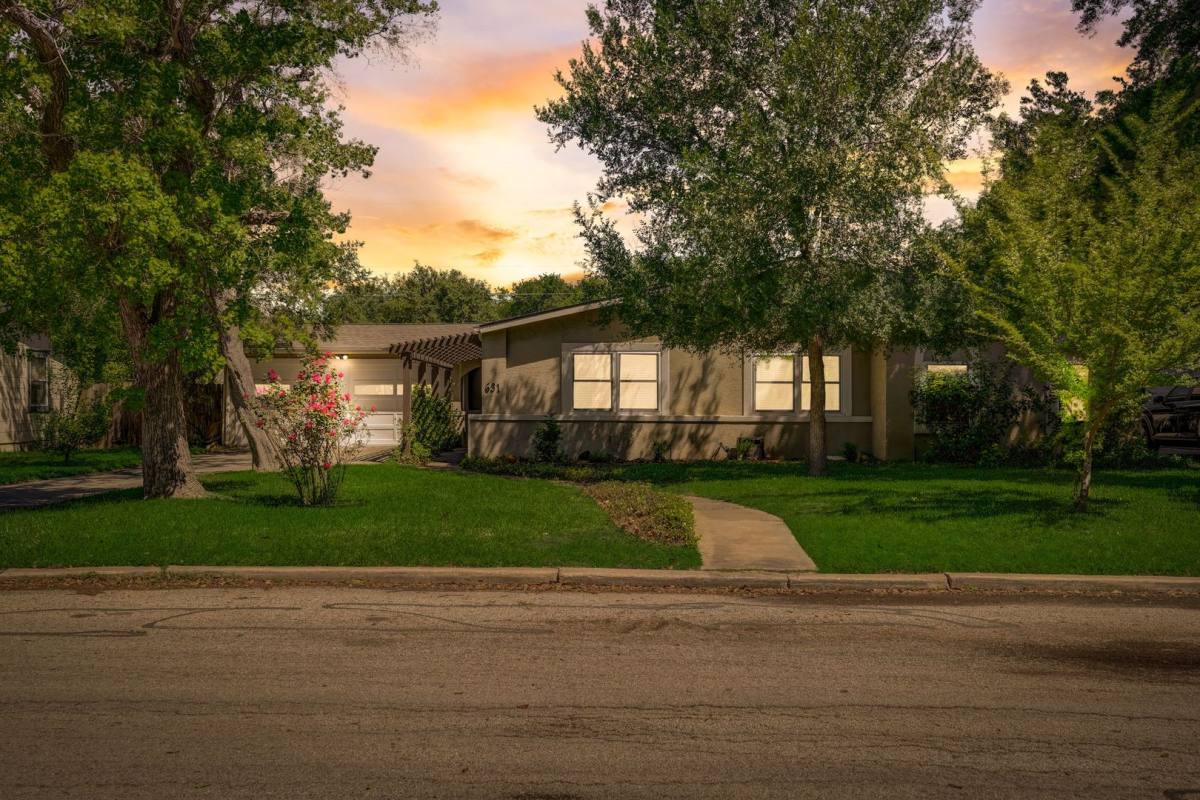 House for rent at 631 E Nottingham Dr, San Antonio, TX 78209