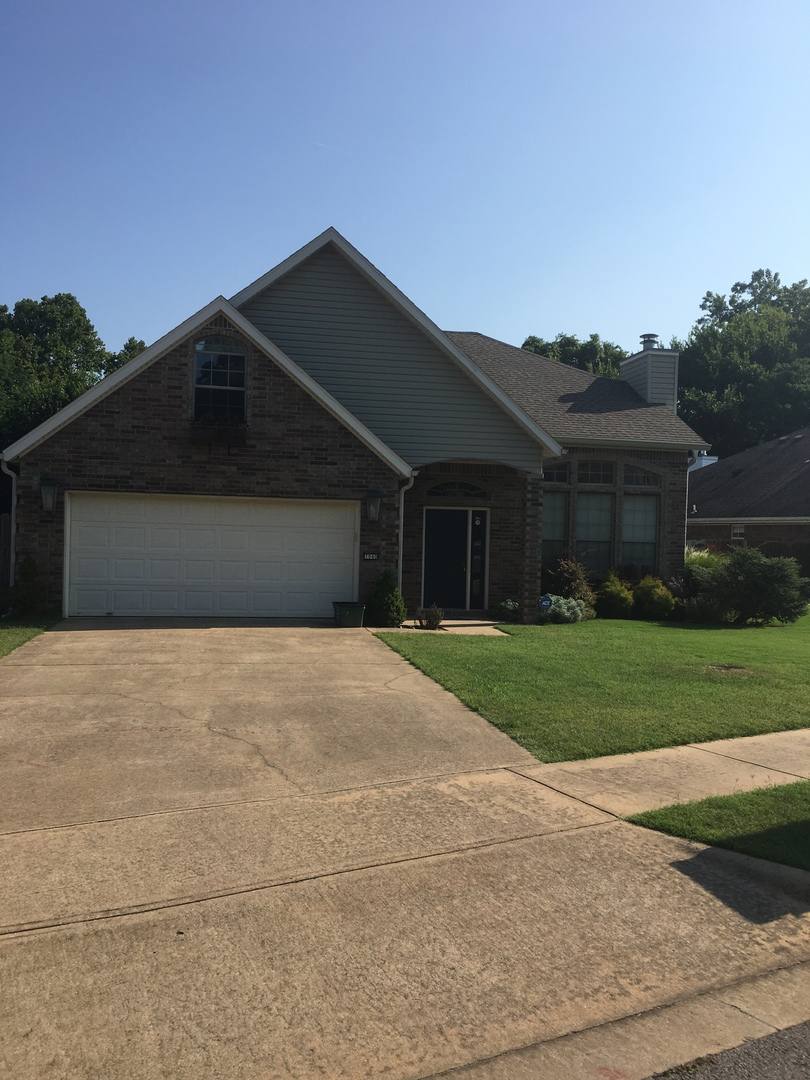 House for rent at 1040 E Broadview Dr, Fayetteville, AR 72703