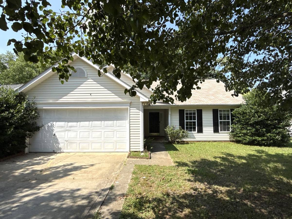 House for rent at 3025 Longspur Dr, Matthews, NC 28105