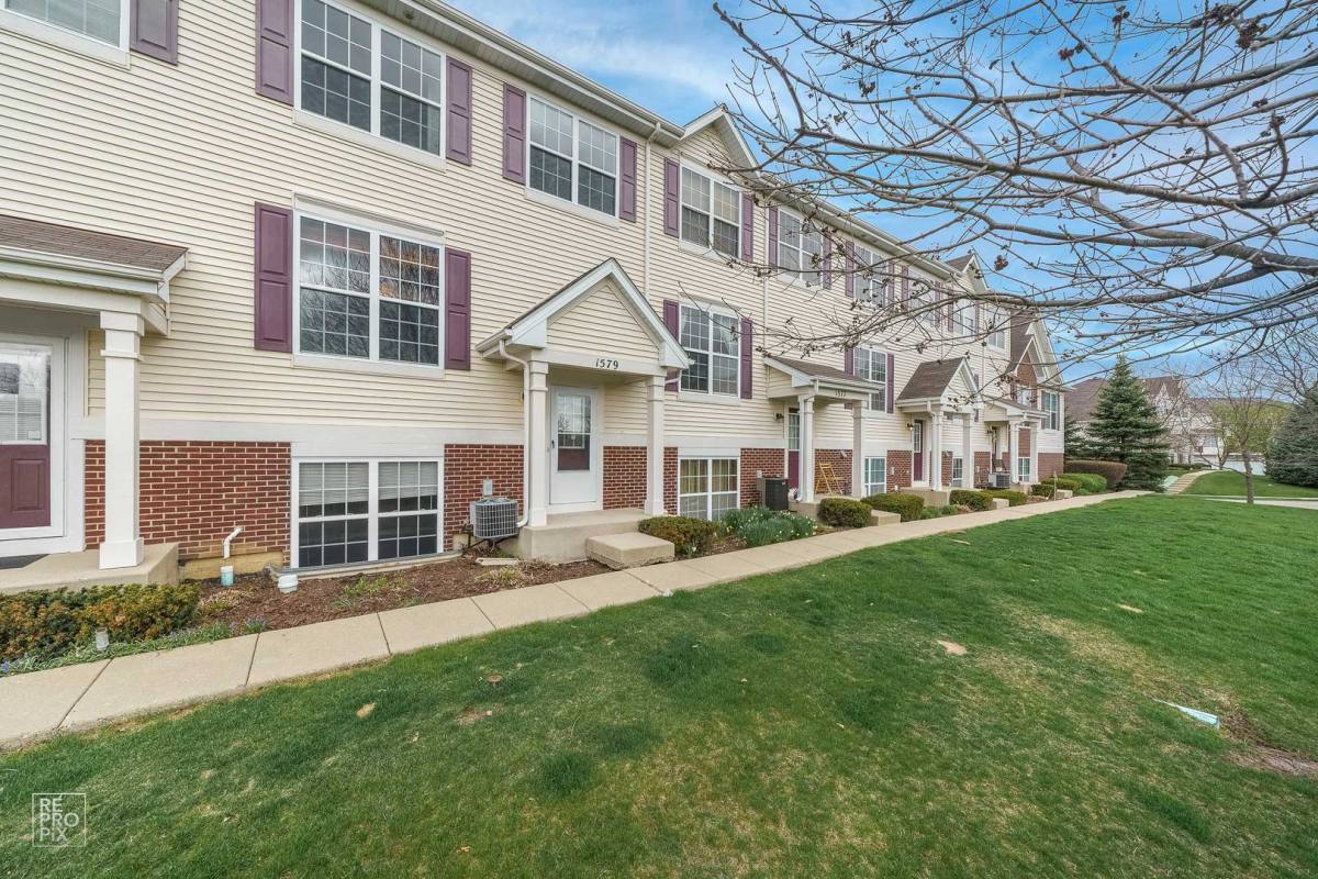 Townhouse for rent at 1579 W Turtle Creek Lane, Round Lake, IL 60073