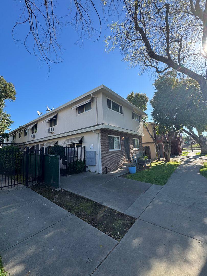 Apartment for rent at 2727 V St, Sacramento, CA 95818