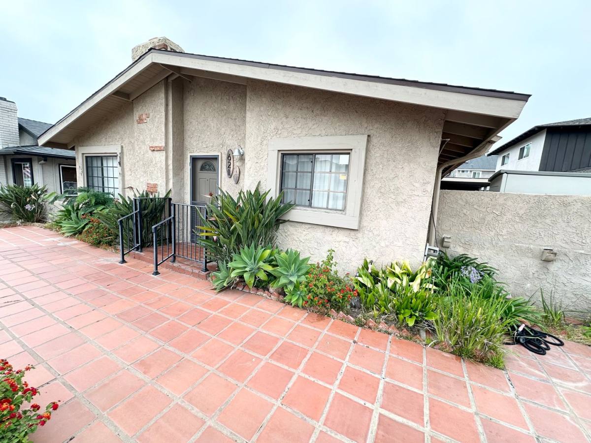 Apartment for rent at 621 20th St, Huntington Beach, CA 92648
