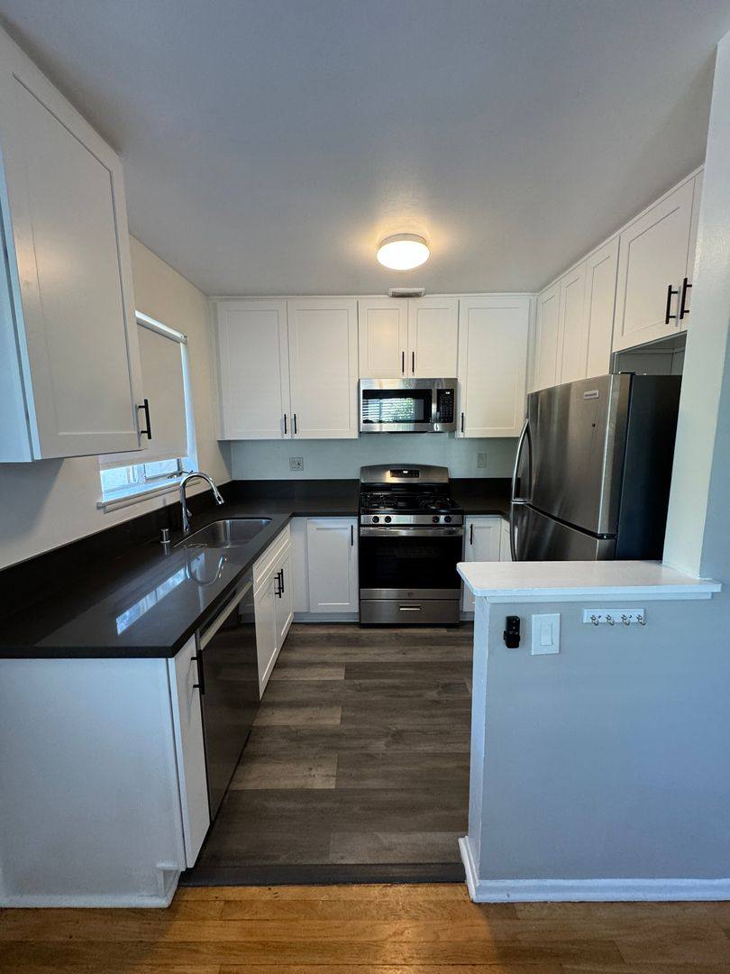 Apartment for rent at 11510 Riverside Dr, North Hollywood, CA 91602